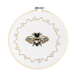 Broderisett bie Ø20 cm – broder en glinsende bie full av perler