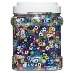 En boks med vilt mange perler og bokstavperler i ulike farger og former!