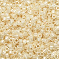 TOHO-perler 11/0 – lyst sneglehus, 123 Opaque lustered light beige