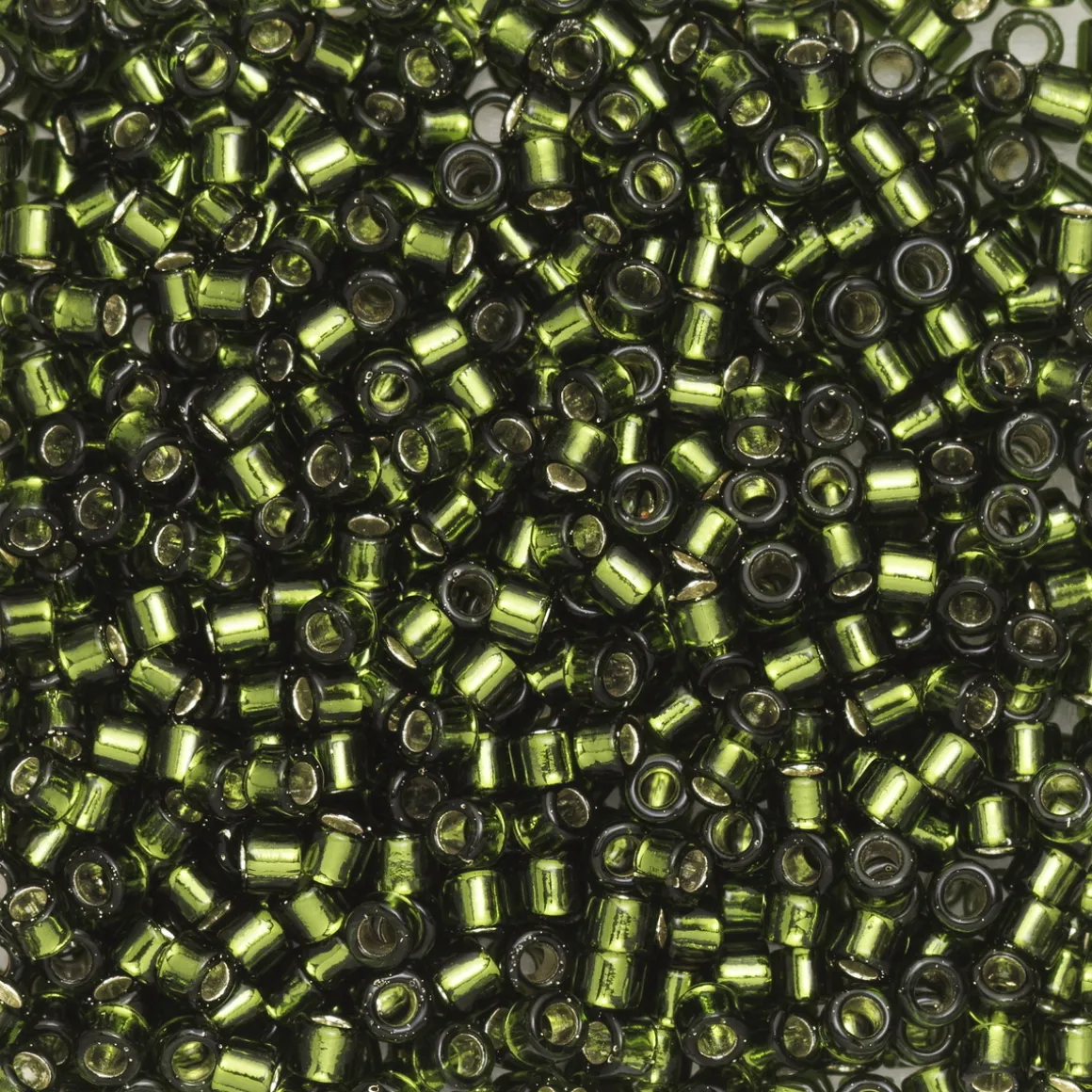 TOHO-perler 11/0 – skogsgrønn, 37 Silverlined olivine